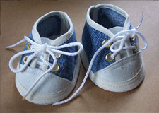 click here to see Penny wearing blue tennis shoes